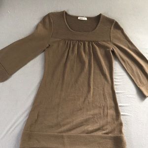 Green longs sleeve shirt.